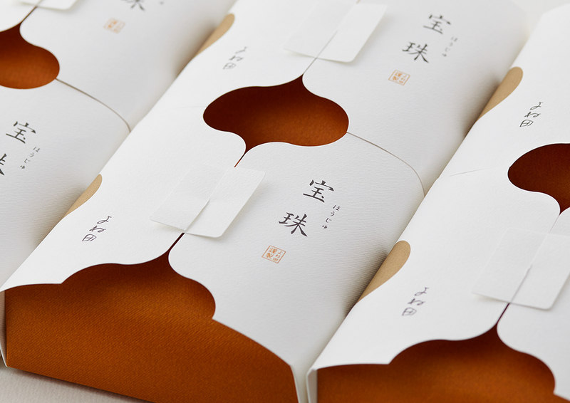 简约食品礼盒包装，无华丽色彩感觉很时尚