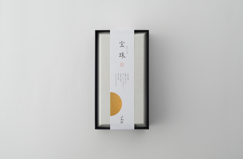 简约食品礼盒包装，无华丽色彩感觉很时尚