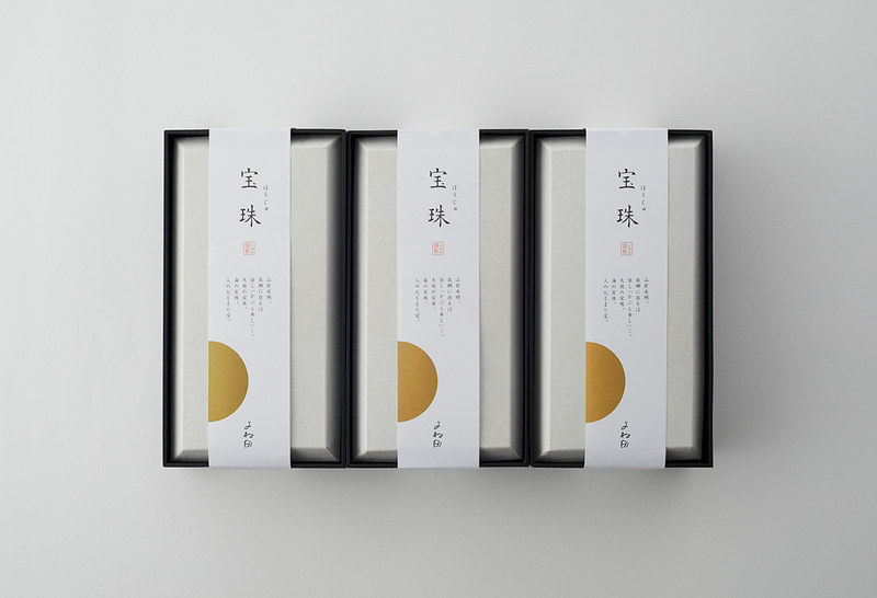 简约食品礼盒包装，无华丽色彩感觉很时尚