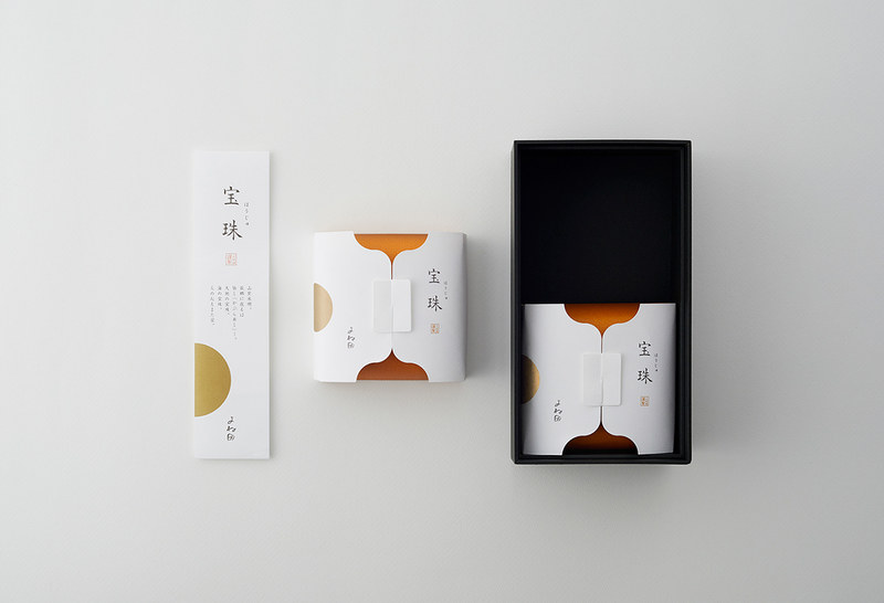 简约食品礼盒包装，无华丽色彩感觉很时尚